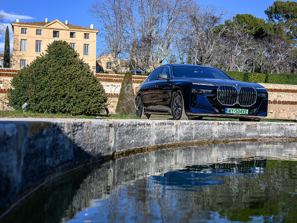 BMW i7 е изявление за лукс, за технологична потентност, изявление за жизнен статут, за еталон при луксозните лимузини. Само колко още прилагателни мога да й лепна, а тепърва започвам!