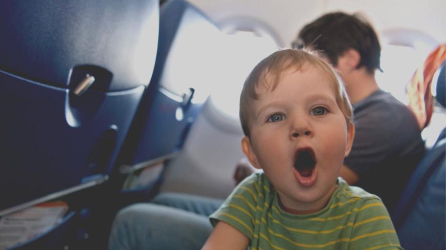 С дете в самолета: Съвети как да оцелеете по време на полет