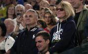Скандал с бащата на Джокович: Заснеха го да позира с фенове, носещи руски знамена
