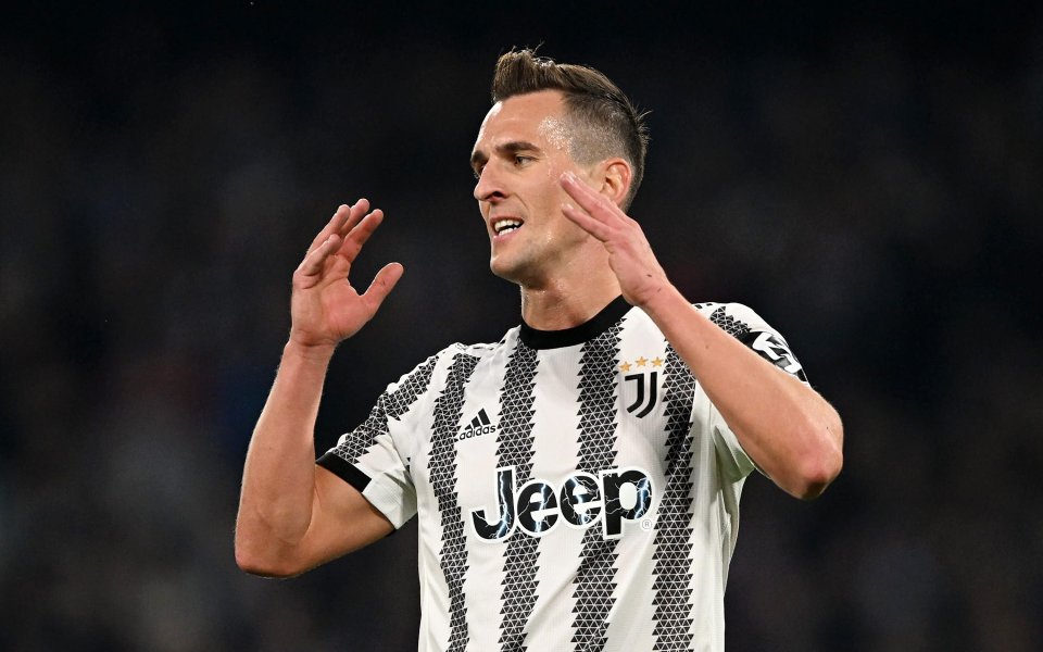 Нападателят на Ювентус Аркадиуш Милик ще бъде извън терените около