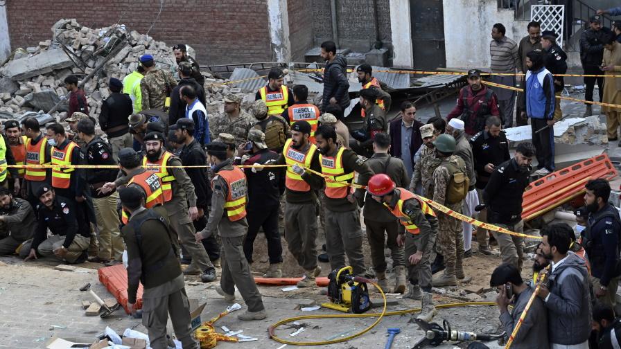 Расте броят на жертвите на атентата в пакистанска джамия
