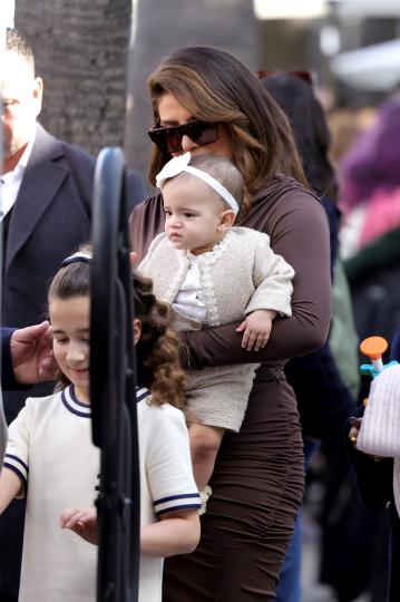 <p>Приянка Чопра и Ник Джонас заведоха дъщеря си на Алеята на славата, където Джонас Брадърс получиха своята звезда в понеделник</p>