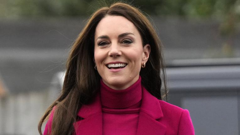  Кейт Мидълтън в комбиниране от цикламено и черно 