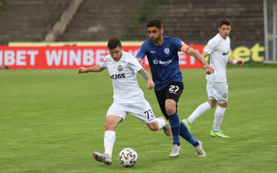 Капитанът на Черно море Даниел Димов ще получи повече игрови