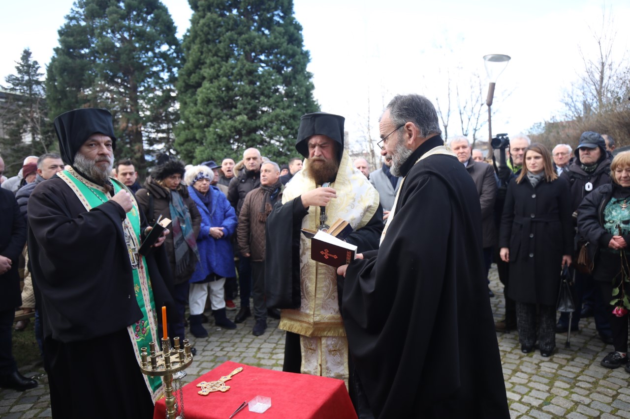 <p>В София десетки граждани и представители на политически формации по традиция се събраха пред параклиса и мемориалната стена до НДК, за да поднесат венци и цветя и да присъстват на молебен.</p>