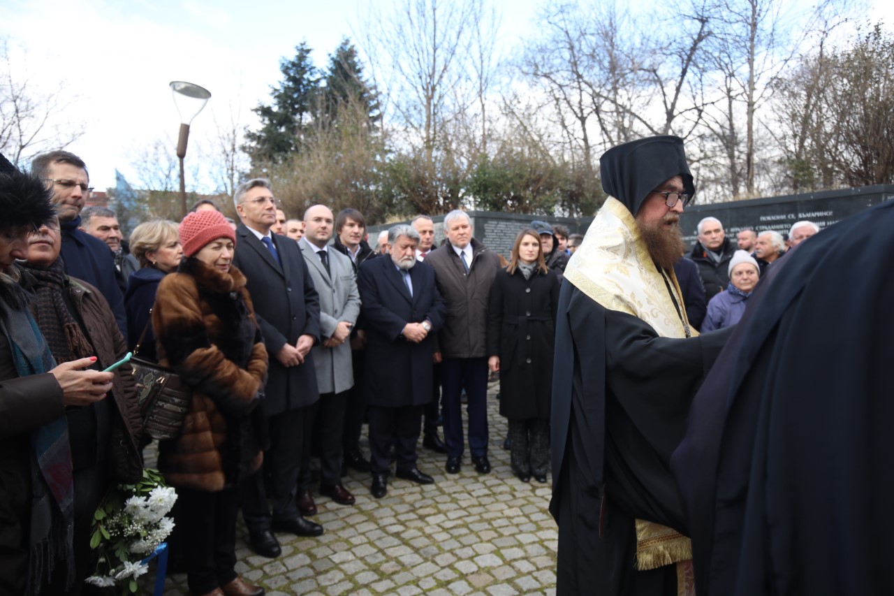 <p>В София десетки граждани и представители на политически формации по традиция се събраха пред параклиса и мемориалната стена до НДК, за да поднесат венци и цветя и да присъстват на молебен.</p>