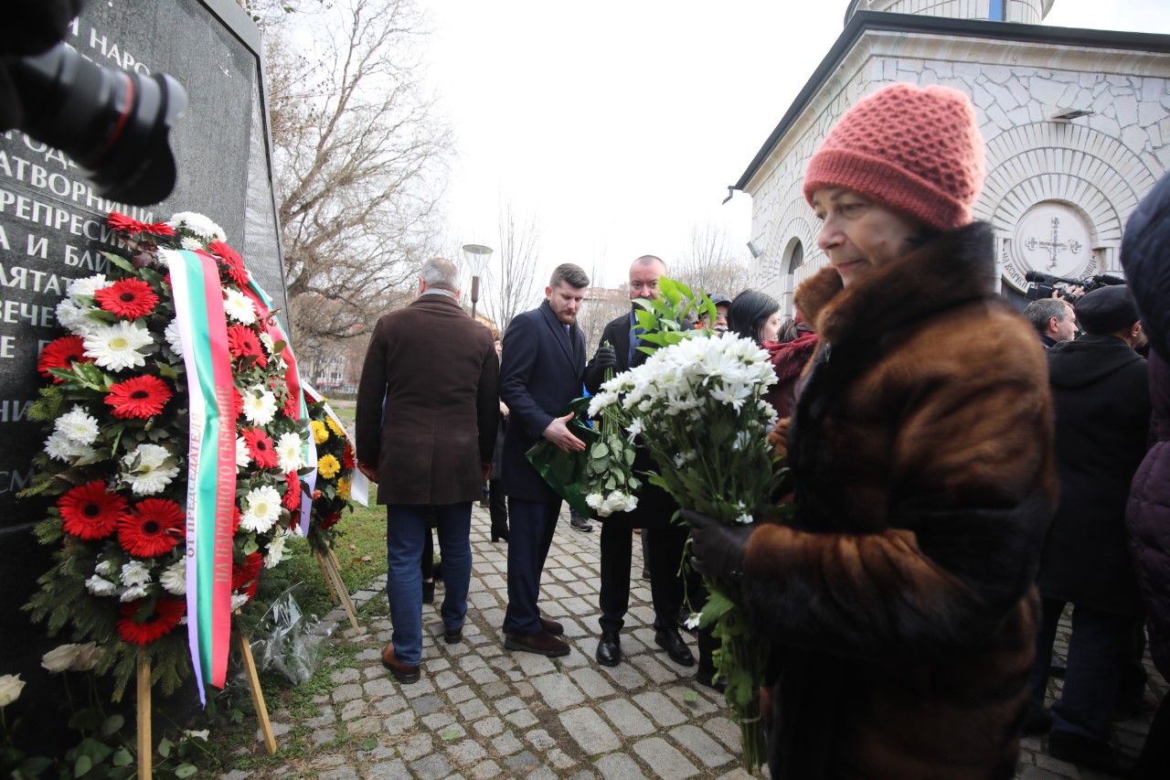 <p>В София десетки граждани и представители на политически формации по традиция се събраха пред параклиса и мемориалната стена до НДК, за да поднесат венци и цветя и да присъстват на молебен.</p>