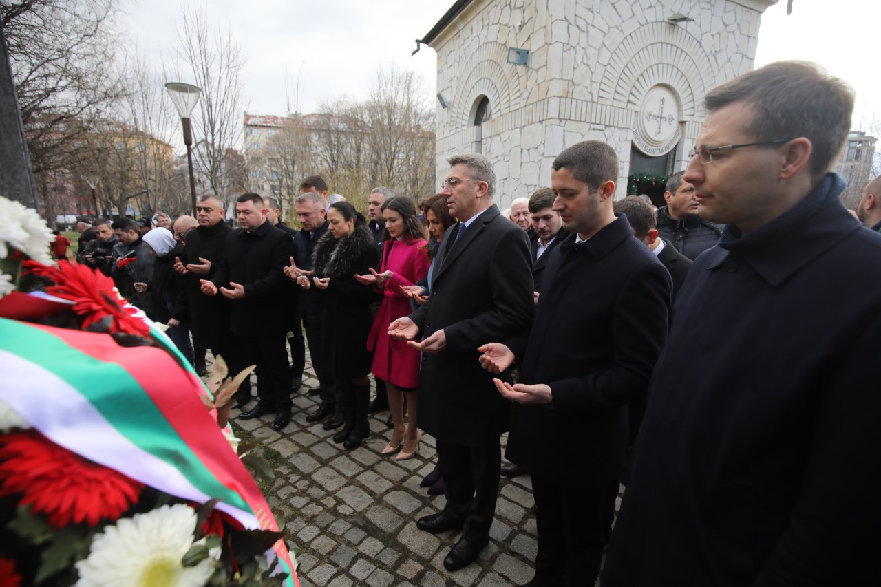 <p>В София десетки граждани и представители на политически формации по традиция се събраха пред параклиса и мемориалната стена до НДК, за да поднесат венци и цветя и да присъстват на молебен.</p>