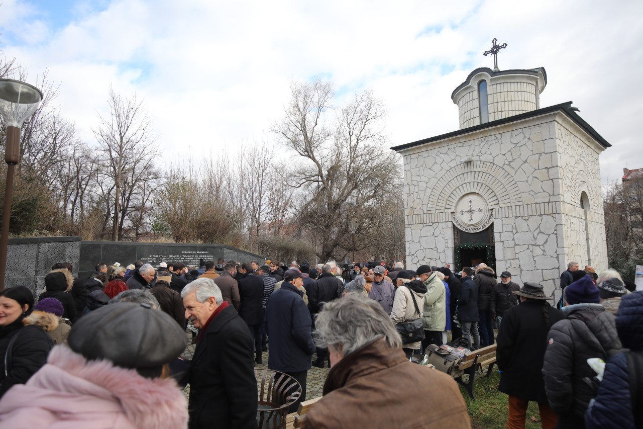 <p>В София десетки граждани и представители на политически формации по традиция се събраха пред параклиса и мемориалната стена до НДК, за да поднесат венци и цветя и да присъстват на молебен.</p>