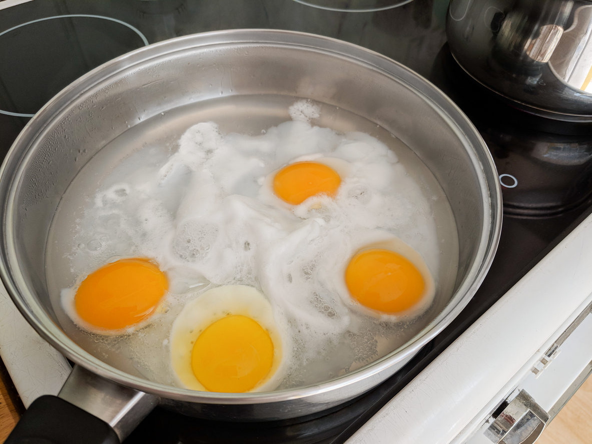 <p><strong>18. Приготвяне на поширани яйца </strong>- добавянето на малко сол и оцет към водата, преди да започнете да варите яйцата, ще ви помогне да ги запазите непокътнати.</p>