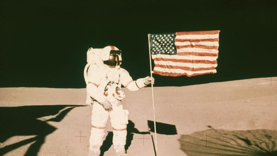 Днес „Аполо 14“ успешно каца на Луната!