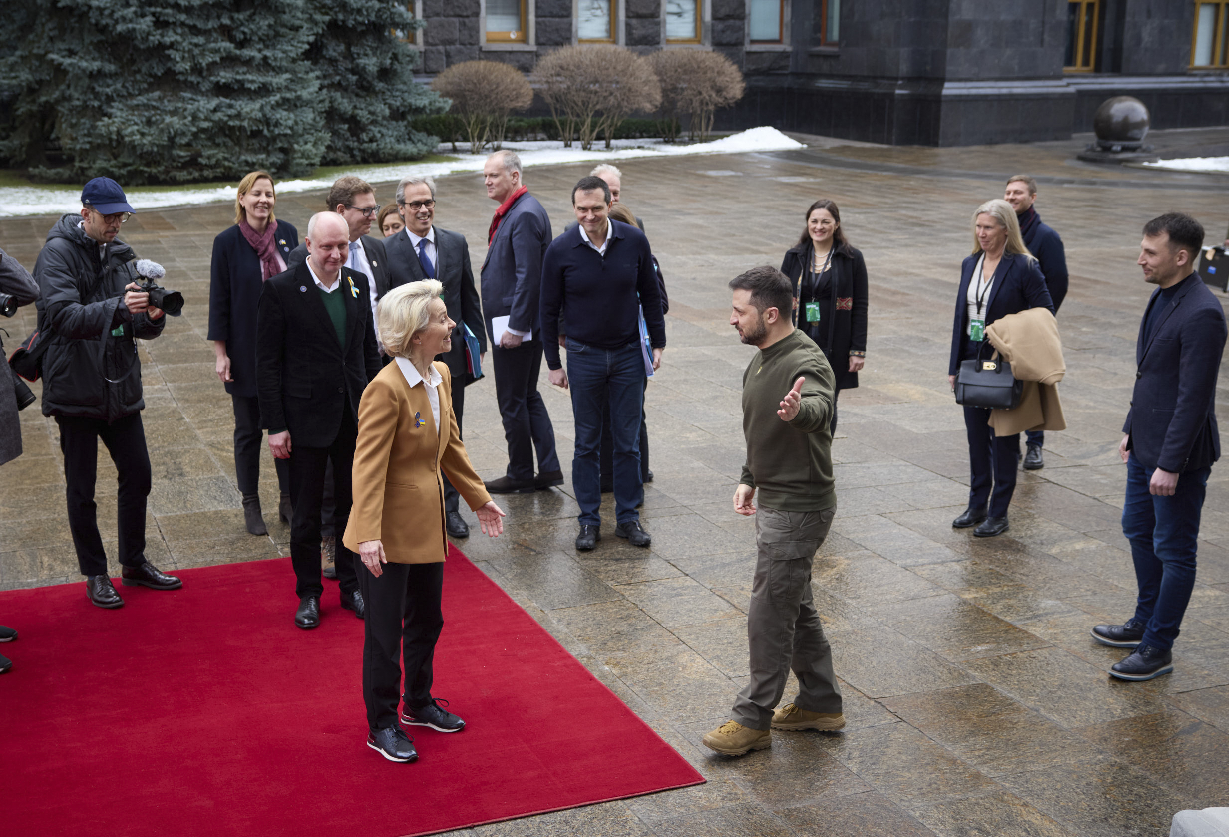 <p>Председателката на Европейската комисия Урсула фон дер Лайен съобщи, че тя и още 15 еврокомисари са в Киев днес, за да се срещнат с членове на украинското правителство, предаде ДПА. &quot;Ние сме тук заедно, за да покажем, че подкрепата на ЕС за Украйна продължава да е силна&quot;, написа Фон дер Лайен в &quot;Туитър&quot;.</p>