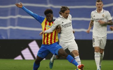 Испанският шампион Реал Мадрид играе при срещу Валенсия в отложен двубой