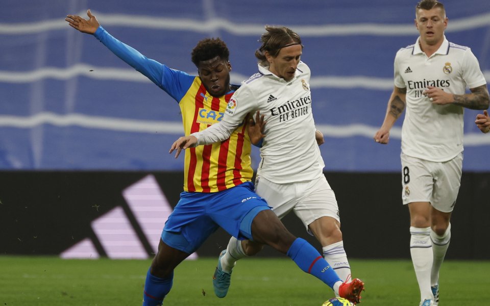 Испанският шампион Реал Мадрид играе при срещу Валенсия в отложен двубой