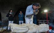 Учудваща находка в канализация: Работник в Рим откри древна статуя на император (СНИМКИ)