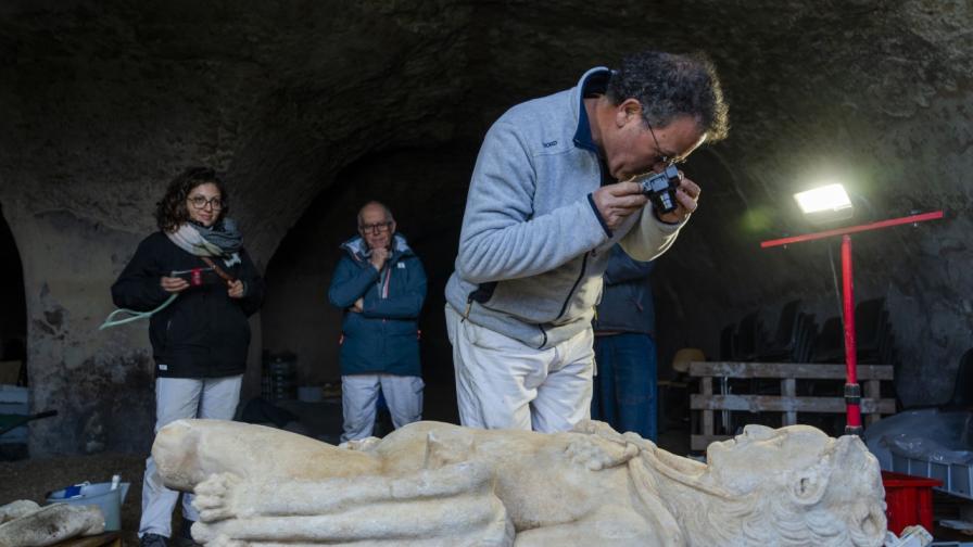 <p>Учудваща находка в канализация: Работник откри древна статуя на император (СНИМКИ)</p>