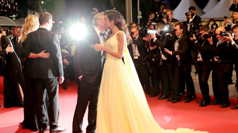 Като принцеса: Амал Клуни на фестивала в Кан през 2016 г.