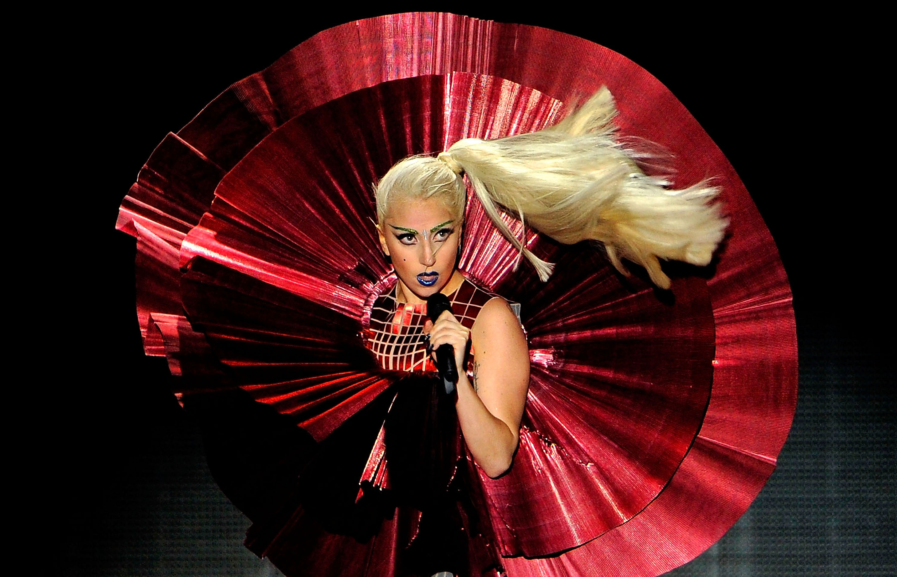 <p>Лейди Гага с култов тоалет от модния гений</p>