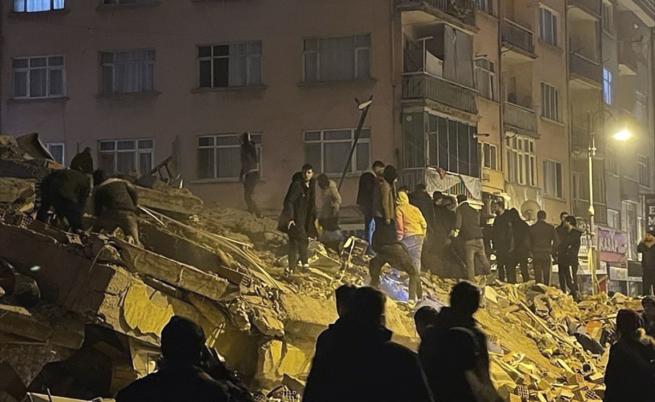 На фона на огромната трагедия: Спасиха дете изпод отломките на срутен блок в Турция