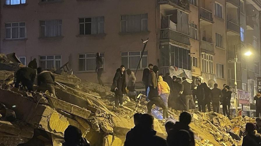 Случват се и чудеса: Майка и двете ѝ деца бяха спасени 78 часа след земетресението в Турция