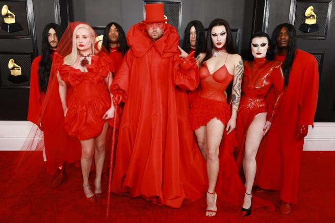  Сам Смит бе в яркочервено, придружаван от Ким Петрас, Вайълет Чачки и Готмик 