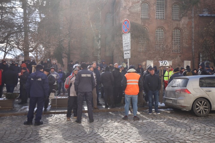 <p>Служители от градския транспорт излязоха на протест пред Столичната община</p>