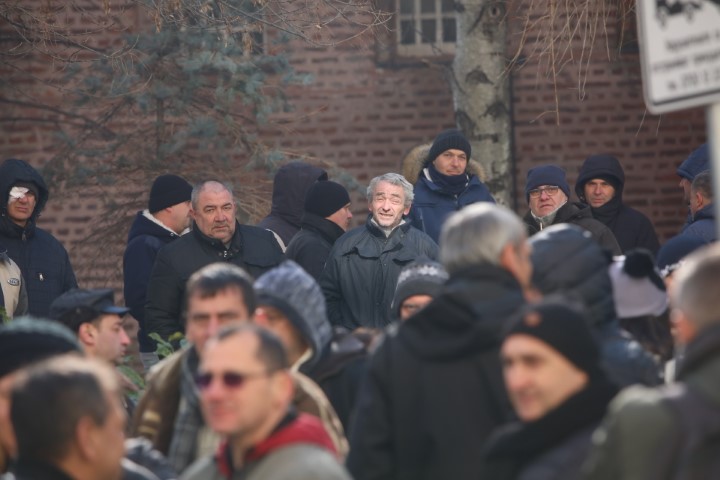 <p>Служители от градския транспорт излязоха на протест пред Столичната община</p>