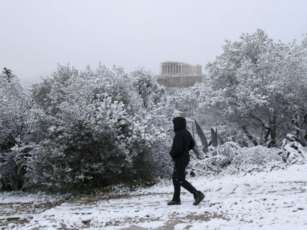 Спряха фериботите в Гърция поради силни морски бури Сняг има