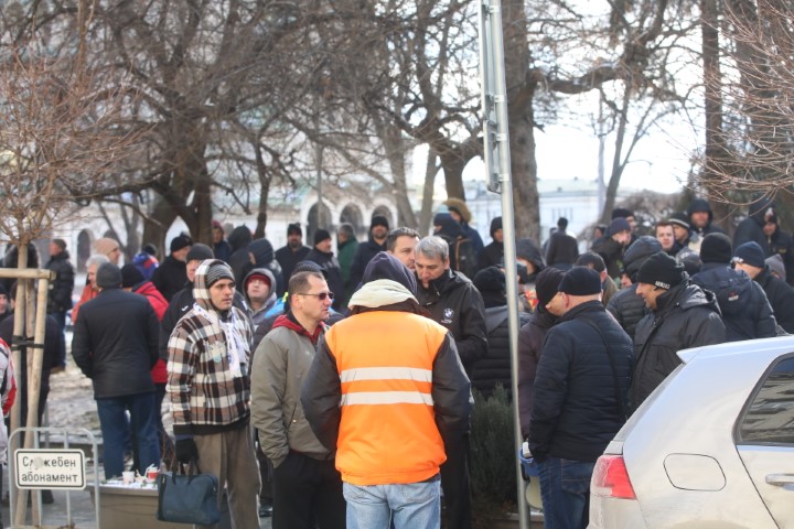 <p>Служители от градския транспорт излязоха на протест пред Столичната община с искане за увеличение на заплатите</p>