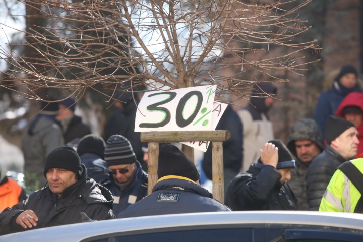 <p>Служители от градския транспорт излязоха на протест пред Столичната община с искане за увеличение на заплатите</p>