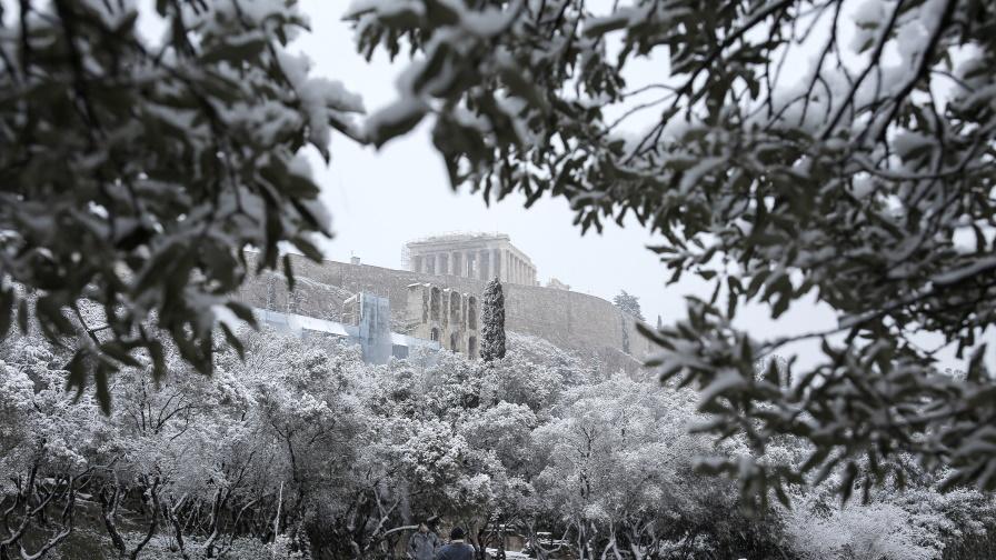 Хаос в Атина: Снежната буря "Барбара" затвори училища и магазини