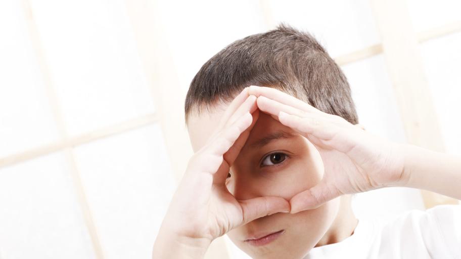 Има ли детето ви мързеливо око? Признаци и лечение