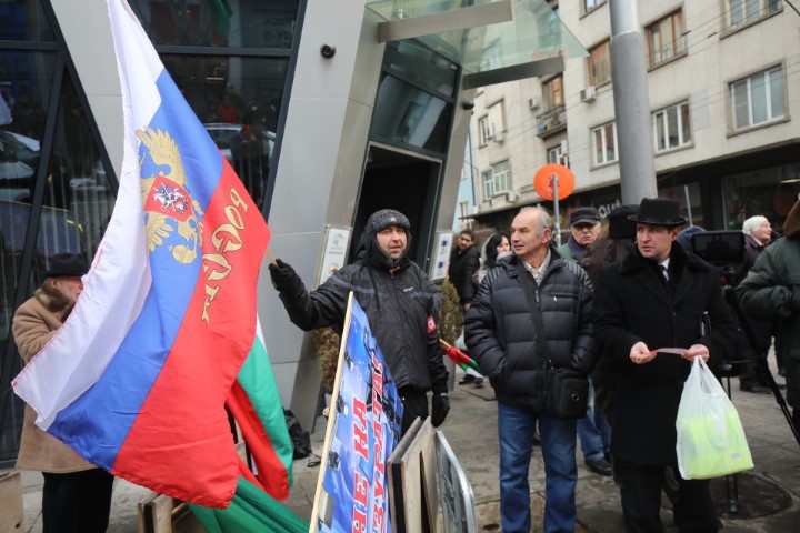 <p>Протест срещу спирането на руските телевизии пред ЕП в София</p>
