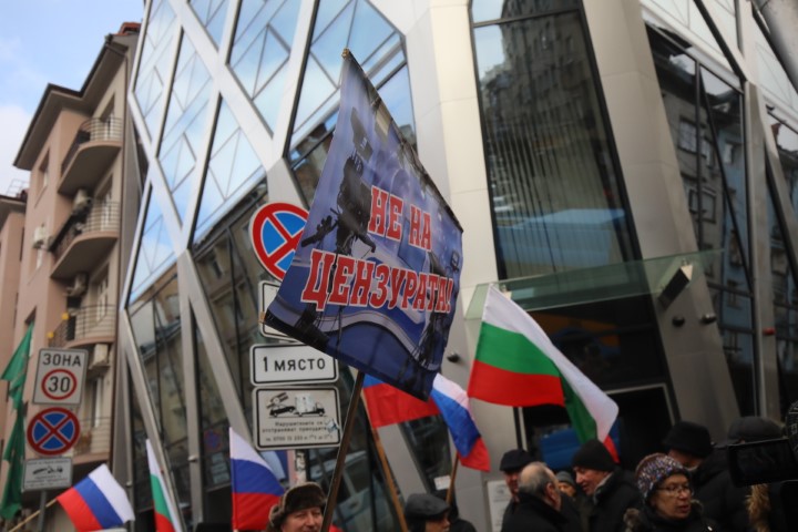 <p>Протест срещу спирането на руските телевизии пред ЕП в София</p>