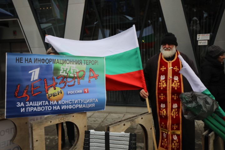 <p>Протест срещу спирането на руските телевизии пред ЕП в София</p>