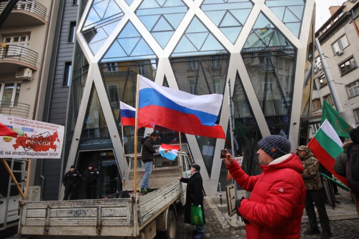 <p>Протест срещу спирането на руските телевизии пред ЕП в София</p>