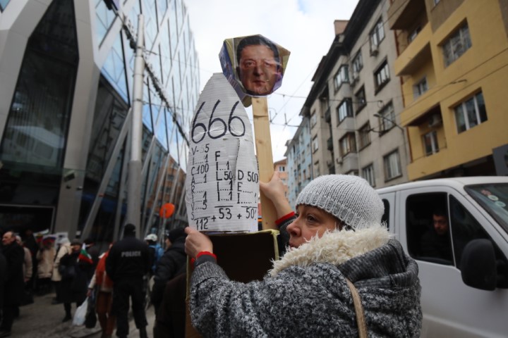 <p>Протест срещу спирането на руските телевизии пред ЕП в София</p>