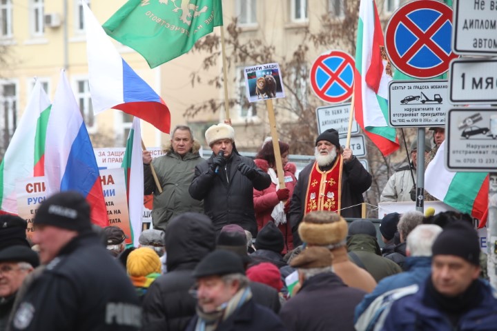 <p>Протест срещу спирането на руските телевизии пред ЕП в София</p>