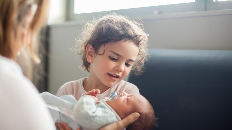 Живот с <b>новородено</b> и малко <b>дете</b>: Как да подготвите баткото или каката за бебето