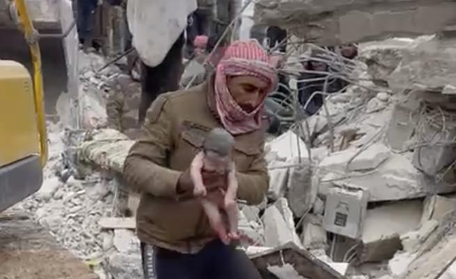 След труса: Спасиха бебе, родено под развалините на дома му в Сирия (ВИДЕО)