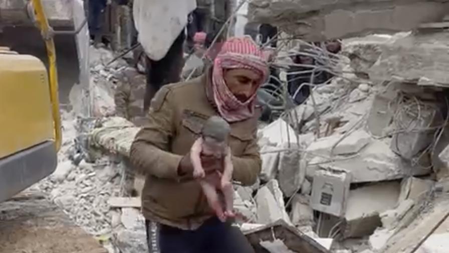 След труса: Спасиха бебе, родено под развалините на дома му в Сирия (ВИДЕО)
