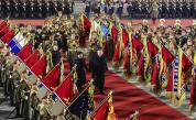 На червения килим с дъщеря си: Ким Чен-ун участва в голям военен парад (СНИМКИ)