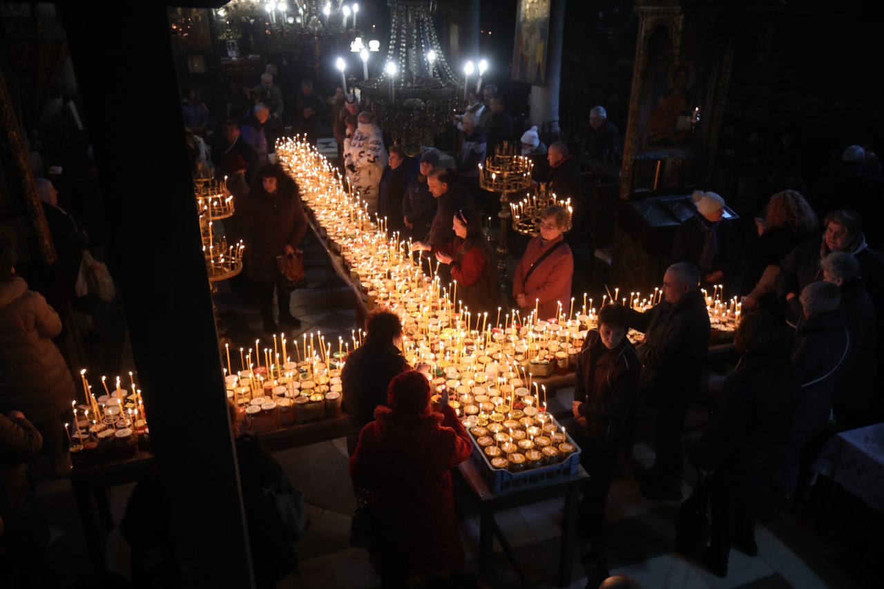 <p>На 10 февруари Българската православна църква почита паметта на Св. Харалампий Чудотворец, епископ Магнезийски и на Св. мъченица Валентина. По този случай в църквата Въведение Богородично събраха стотици запалени букрани, пълни с мед</p>