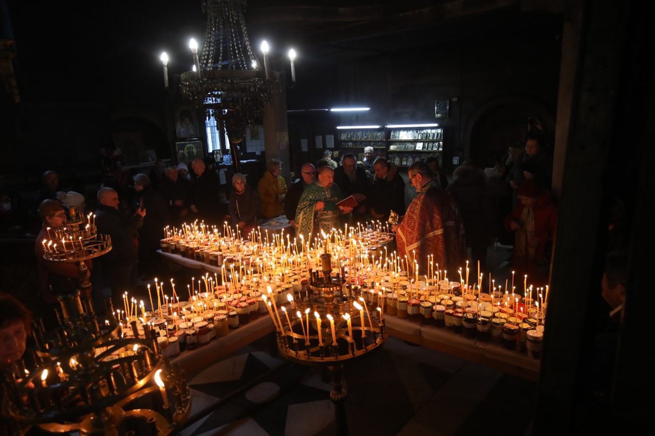 <p>На 10 февруари Българската православна църква почита паметта на Св. Харалампий Чудотворец, епископ Магнезийски и на Св. мъченица Валентина. По този случай в църквата Въведение Богородично събраха стотици запалени букрани, пълни с мед</p>