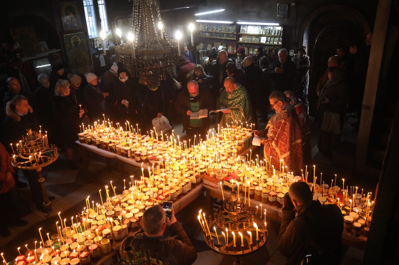 <p>На 10 февруари Българската православна църква почита паметта на Св. Харалампий Чудотворец, епископ Магнезийски и на Св. мъченица Валентина. По този случай в църквата Въведение Богородично събраха стотици запалени букрани, пълни с мед</p>