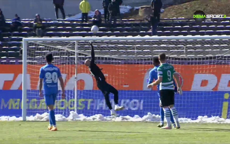 Малко преди края на първото полувреме тимът на Черно море