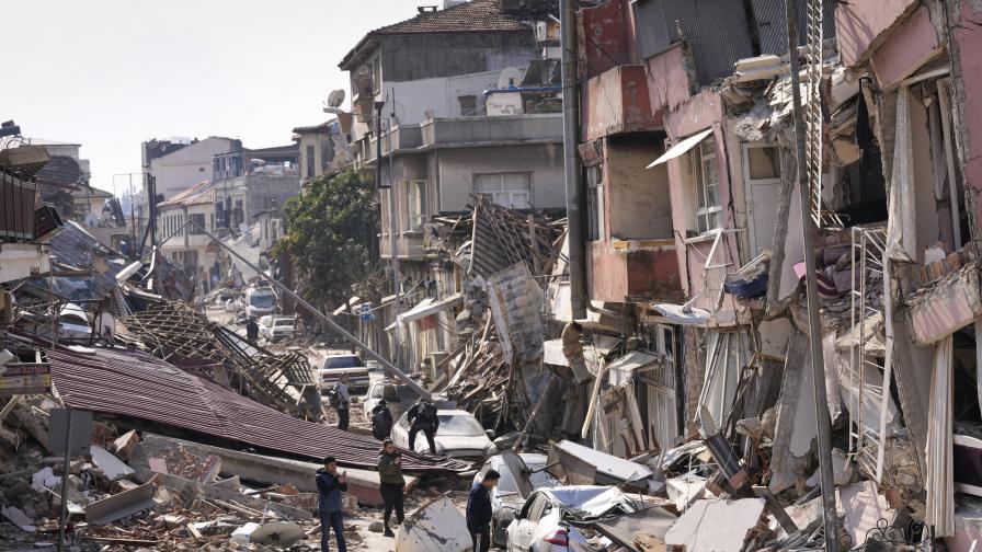 Броят на жертвите на земетресенията в Турция достигна близо 48 000 души