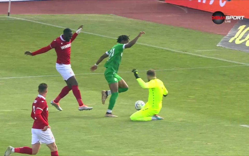 Вини Трибуле нахлу в наказателното поле на ЦСКА, но преди