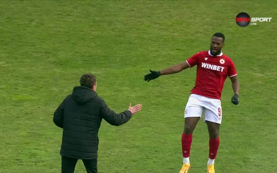 Дюкенс Назон сложи край на спора с трети гол във