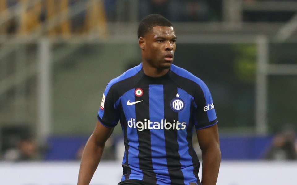 Защитникът на Интер - Дензъл Дъмфрис, може да продължи кариерата